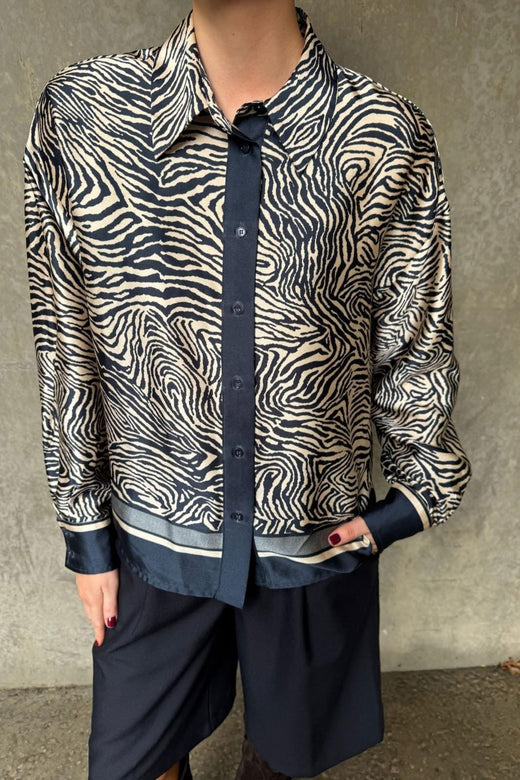 Love & Divine - Love1393-1 19479 - 441 - Navy Zebra Skjorter 