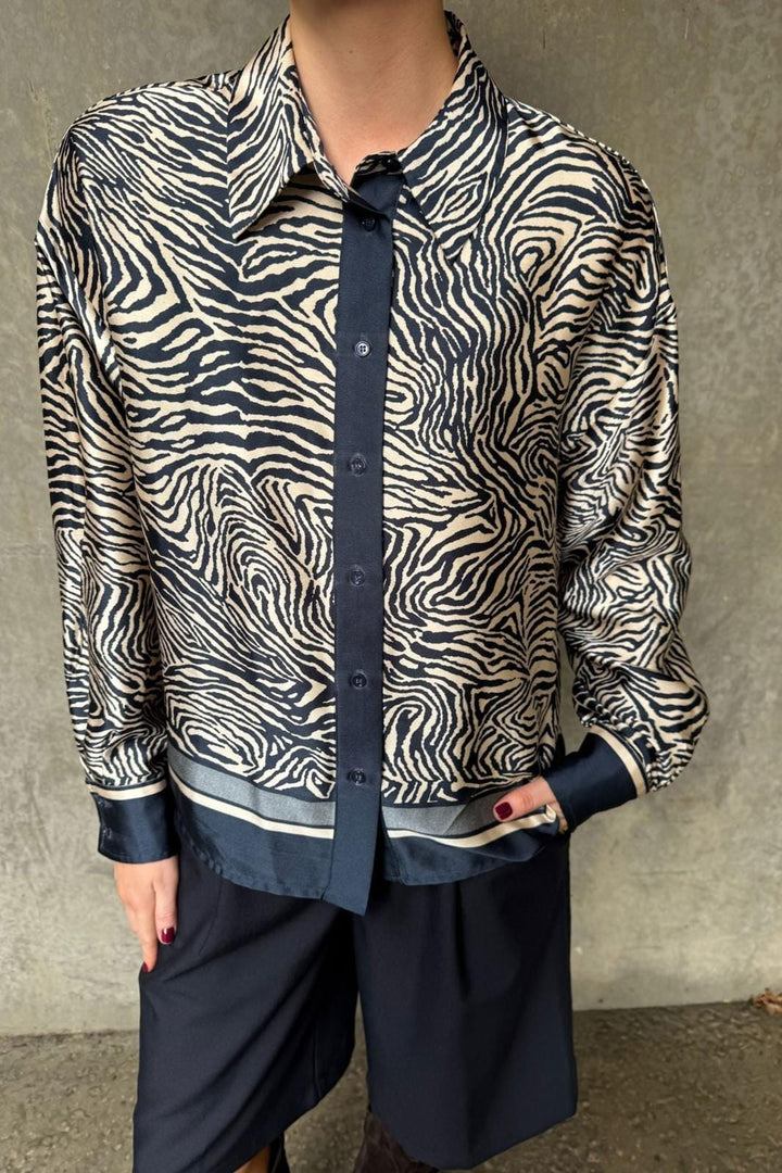 Love & Divine - Love1393-1 19479 - 441 - Navy Zebra Skjorter 