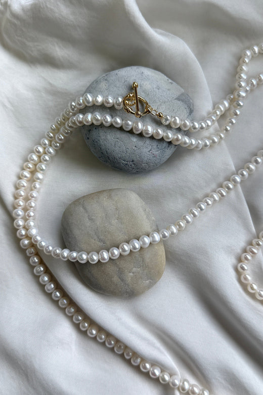 Mellow Moon - Long Pearl Necklace Hoop - Forgyldt Halskæder 