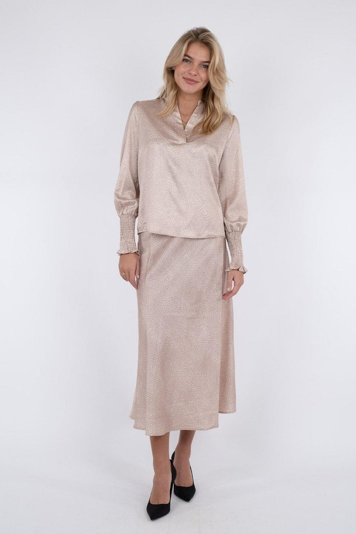 Neo Noir - Landa Floating Dot Blouse - Sand Bluser 