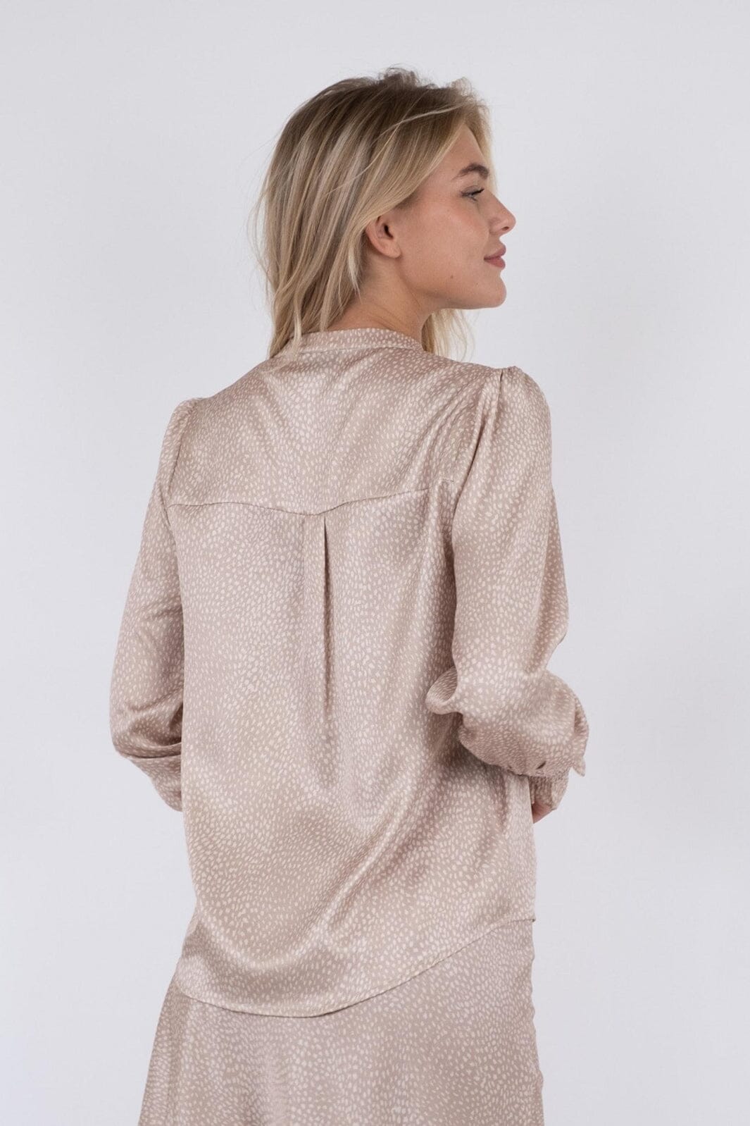 Neo Noir - Landa Floating Dot Blouse - Sand Bluser 