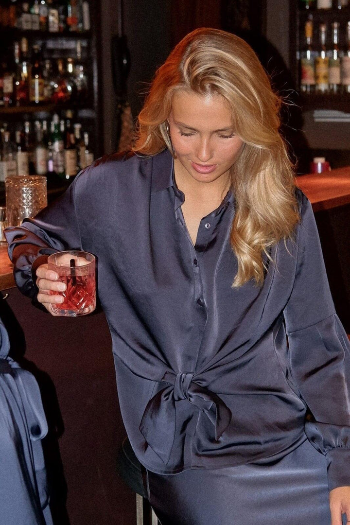 Forudbestilling - Neo Noir - Naja Satin Shirt - Midnight Blue Skjorter 