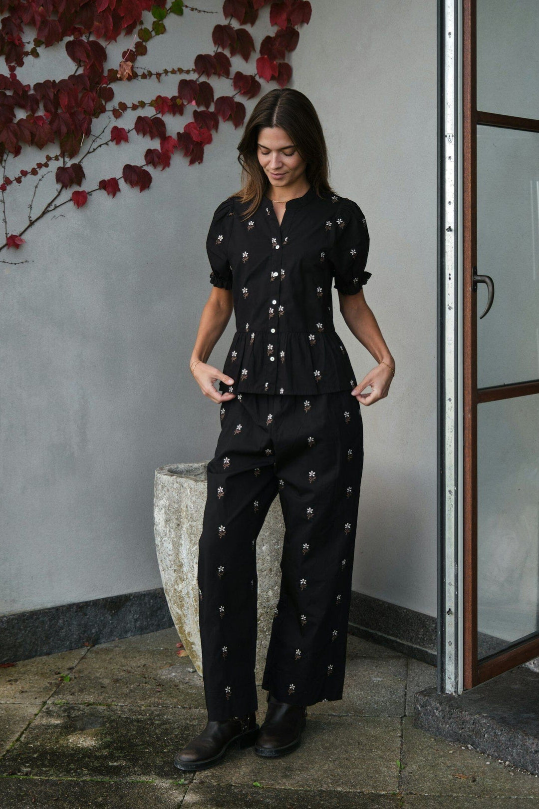 Neo Noir - Nnsavy Flower Emb Blouse 166791 - 100 - Black Bluser 