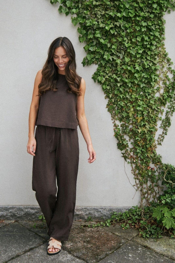 Forudbestilling - Neo Noir - Svetlana Linen Top 159947 - 676 - Dark Brown Toppe 