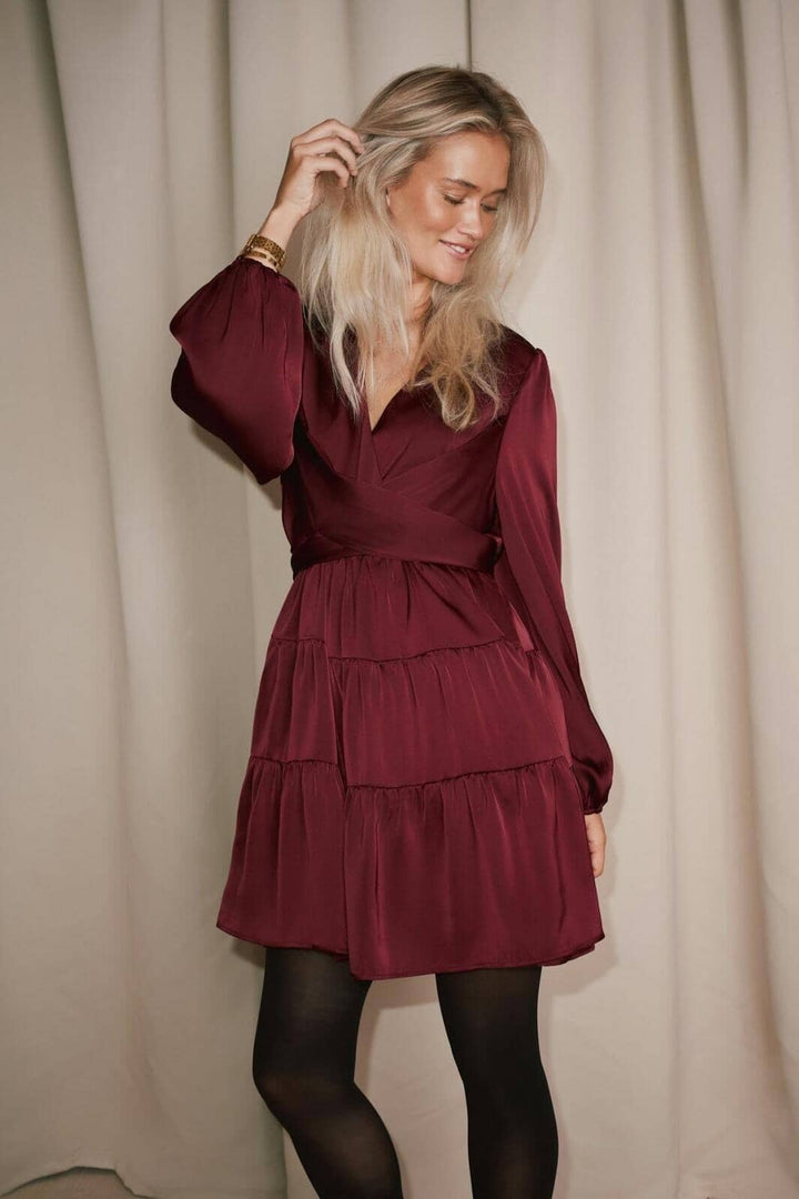 Neo Noir - Vivina Drapy Satin Dress 171618 - 174 - Burgundy Kjoler 