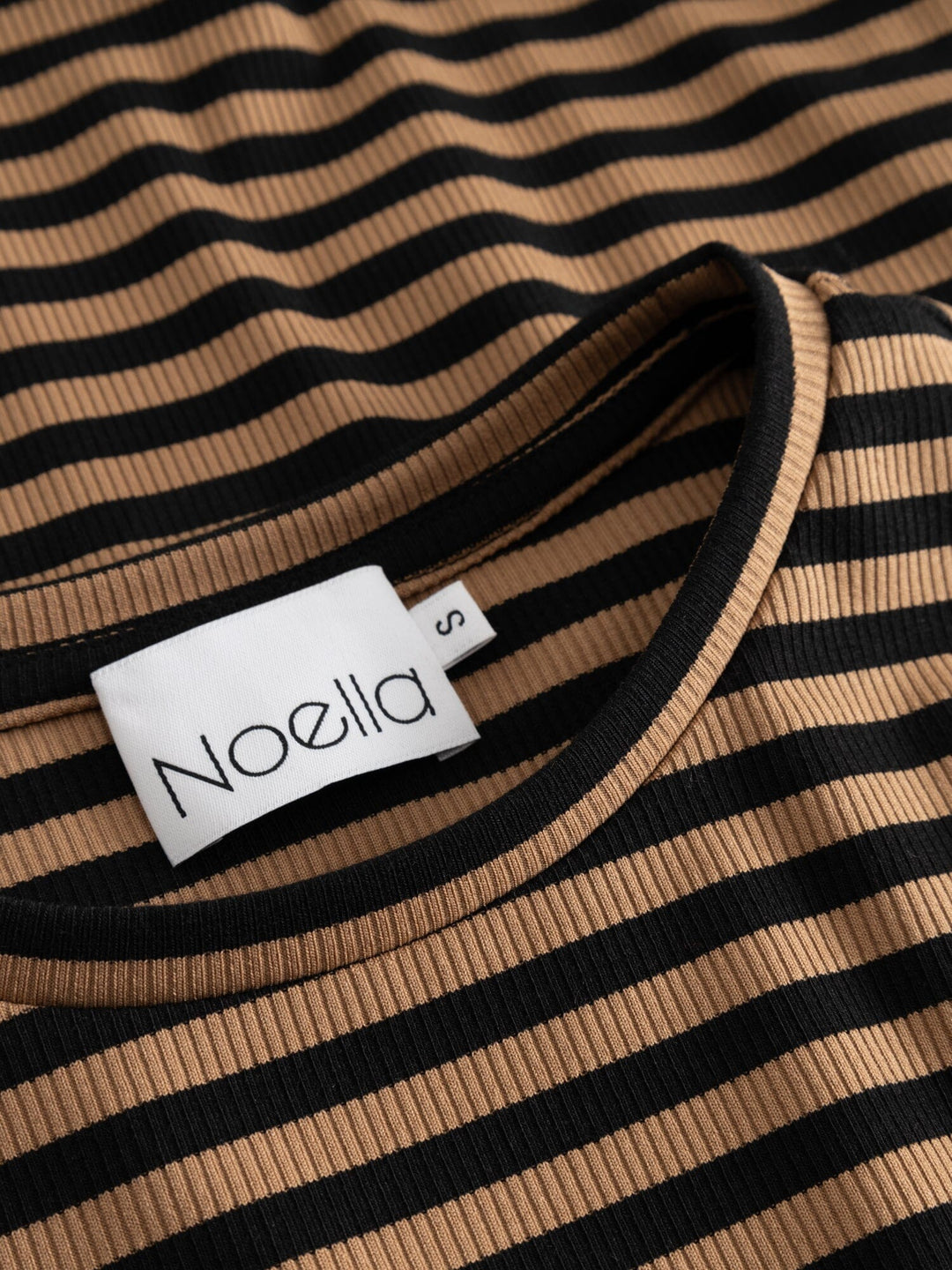 Noella - Luana Top 14030002 - 1379 - Dark Sand Black Stripe Bluser 