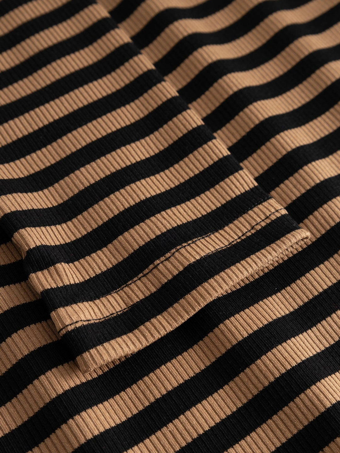 Noella - Luana Top 14030002 - 1379 - Dark Sand Black Stripe Bluser 