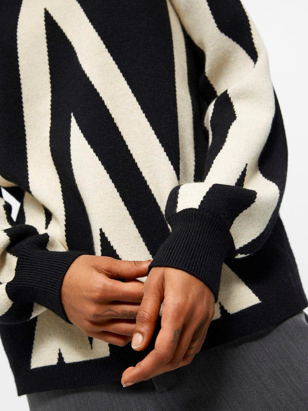 Object - Objray L/S Knit Rollneck Pullover - 4415476 Black Sandshell Graphic Strikbluser 