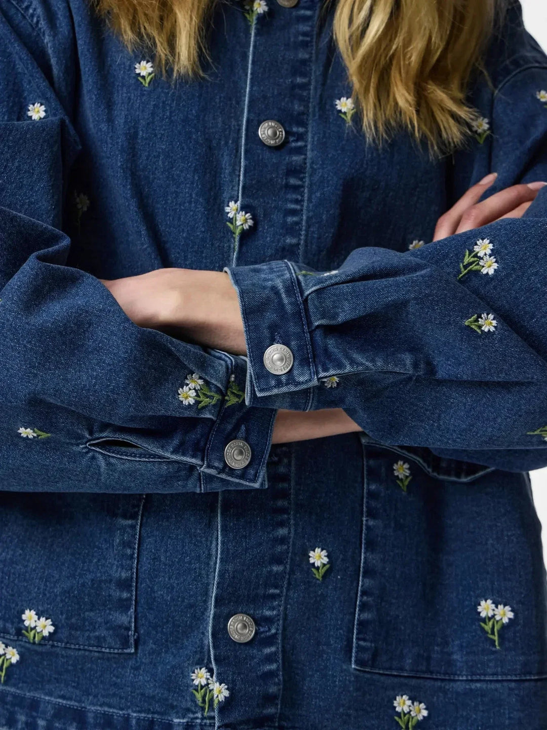 Pieces - Pcflora Ls Denim Emb Shirt - 5068168 Medium Blue Denim White Flower Embroidery Skjorter 
