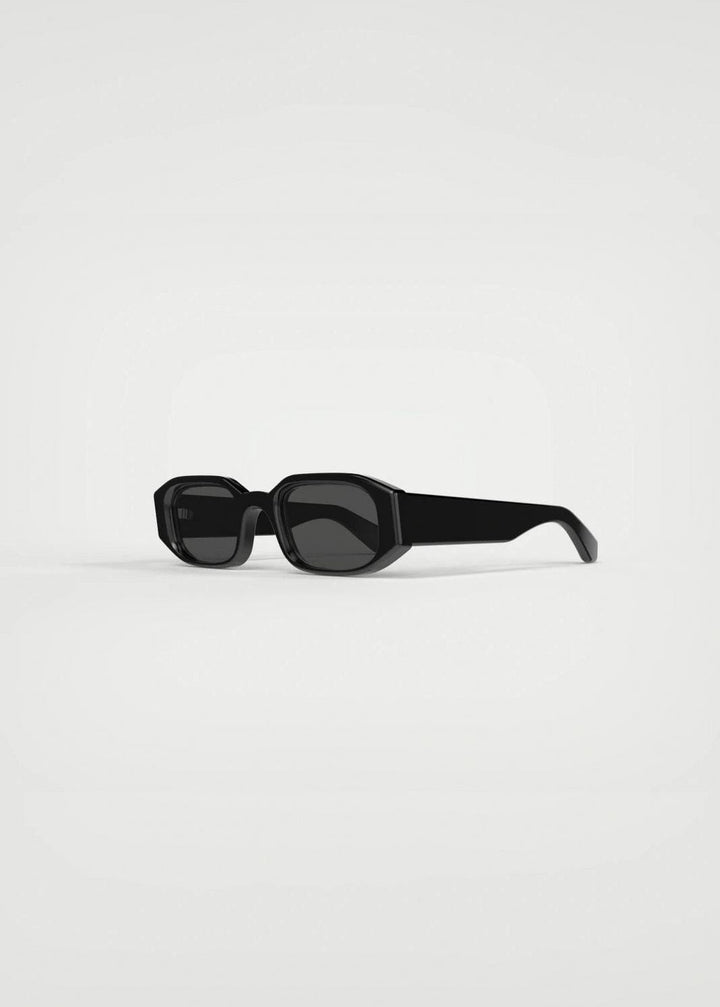 Rotate - 3. Squared-angled Frame 1164023102 - 3102 Chimi X Black Solbriller 